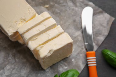 dilimlenmiş tereyağı ve bıçak