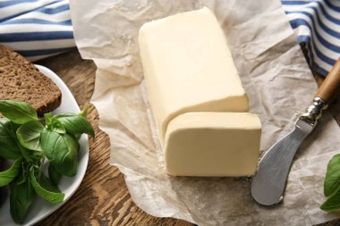 Unwrapped tereyağı parçası