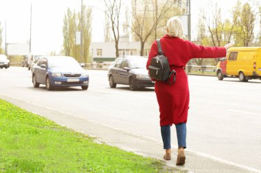 Genç güzel kadın sokakta taksi yakalamak