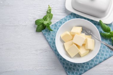 tereyağı küpleri ile kase