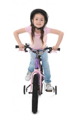 Sevimli küçük kız binicilik bisiklet beyaz arka plan üzerinde