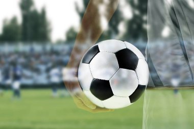 Profesyonel futbol oyuncunun topu ve stadyum ile çift pozlama