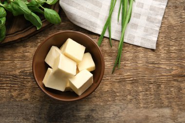 tereyağı küpleri ile kase