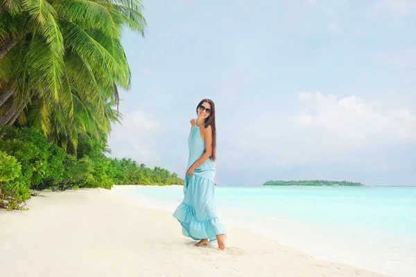 Schöne junge Frau am Strand im tropischen Badeort — Stockfoto