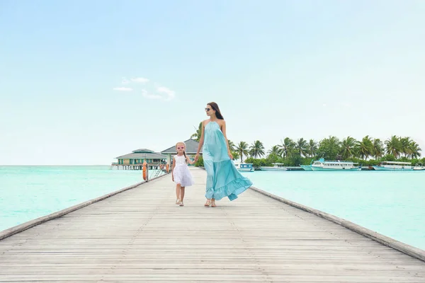 Vacker ung kvinna med sin dotter på sea resort — Stockfoto