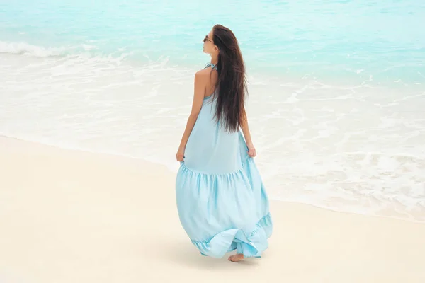 Молодая женщина на морском пляже на курорте — стоковое фото