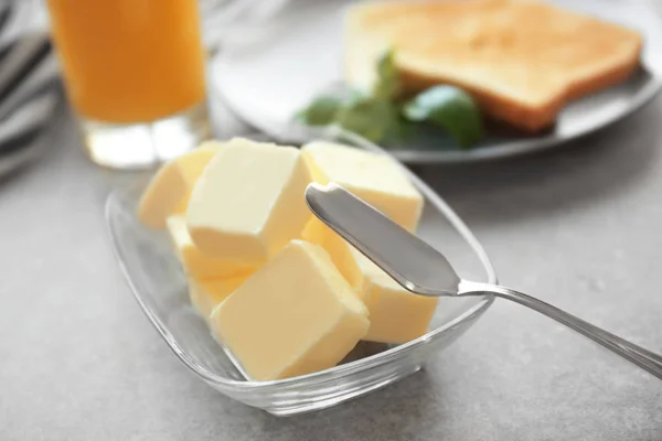 Tigela com cubos de manteiga — Fotografia de Stock