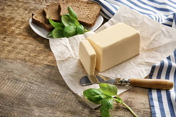 Pedaço de manteiga desembrulhada — Fotografia de Stock