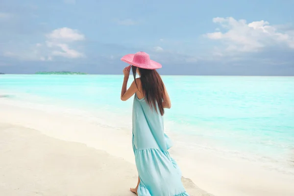 Vacker ung kvinna på stranden på resort — Stockfoto