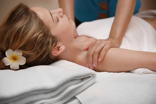 Woman having massage — Stock Photo, Image