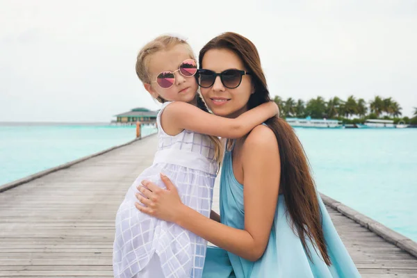 Krásná mladá žena s dcerou na sea resort — Stock fotografie