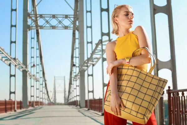 Giovane donna in piedi sul ponte — Foto Stock