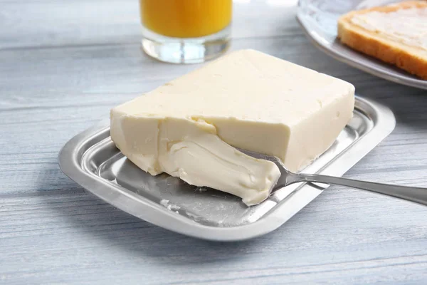 Pedaço de manteiga no prato — Fotografia de Stock