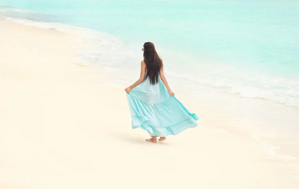 리조트에서 바다 해변에서 아름 다운 젊은 여자 — 스톡 사진