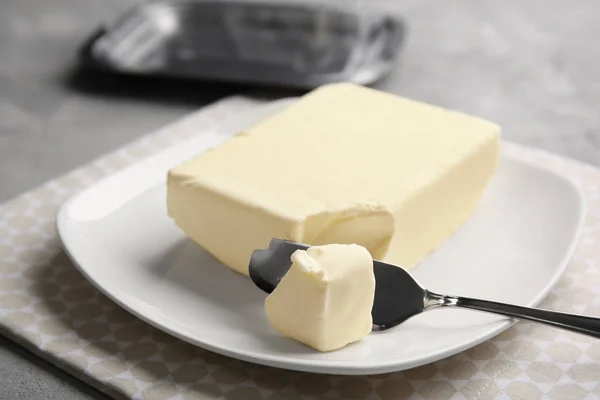 Kus másla a nůž — Stock fotografie