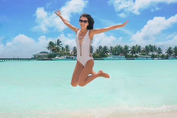 Hermosa mujer joven en la playa en el complejo marítimo — Foto de Stock