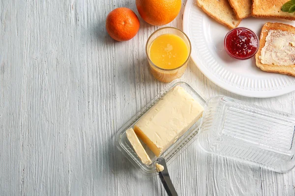 Komposisi dengan mentega dan roti panggang — Stok Foto
