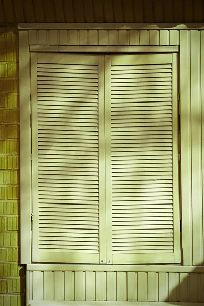 Janela com persianas fechadas — Fotografia de Stock