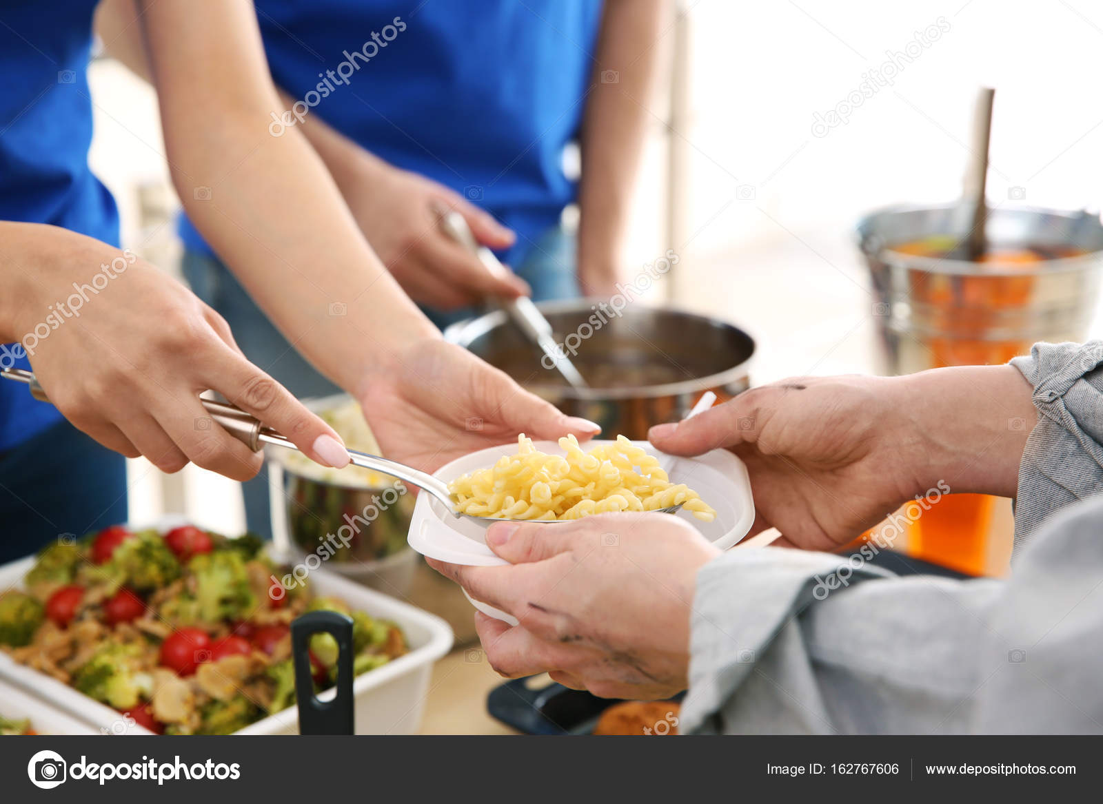 здоровая пища подростки. завтрак на кухне фото. продукты на столе. раздавать пищу. питание.