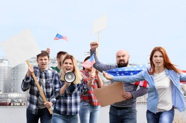 Amerikan bayrağı sokak gençlerle protesto grubu