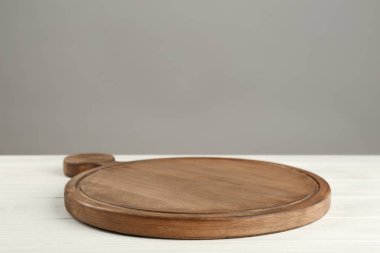 Ahşap tahta masa üzerinde  