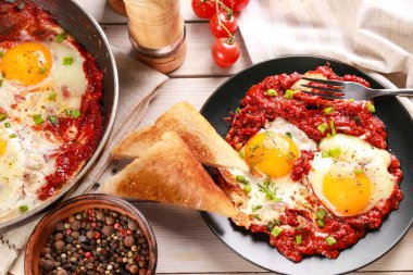 Araf ahşap arka plan üzerinde yumurta ile plaka