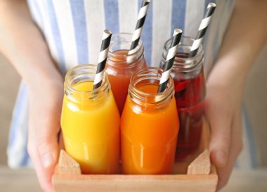 kadın holding lezzetli meyve suları 