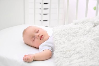 Beşiğinde uyuyan bebek