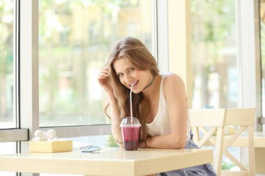 Kadın içki taze yüzlü