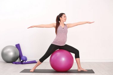 Spor salonunda eğitim genç hamile kadın. Sağlık kavramı
