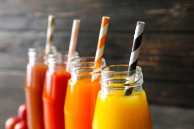 Şişelerde lezzetli meyve suları 