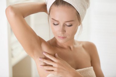 Güzel genç kadın evde duş sonra. Deodorant kullanmanın kavramı