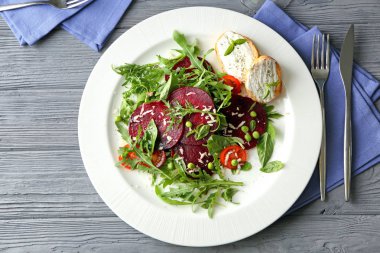 Plaka pancar salatası ile