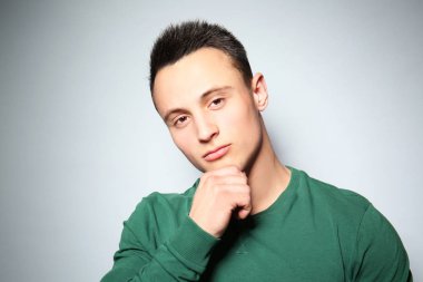 yakışıklı delikanlı gri arka plan üzerinde