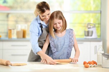 Anne ve kızı hamuru haddeleme  