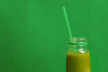 Yeşil zemin üzerine taze sağlıklı güler yüzlü şişesiyle