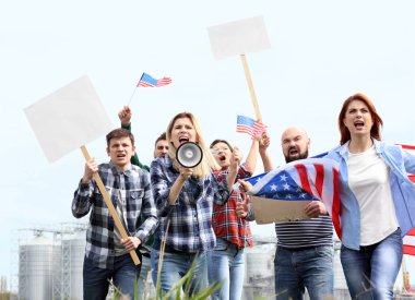 Amerikan bayrağı sokak gençlerle protesto grubu