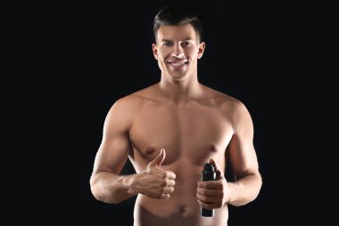 Yakışıklı delikanlı ile deodorant koyu arka plan