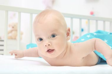 Duygusal bebek beşiğinde yatan