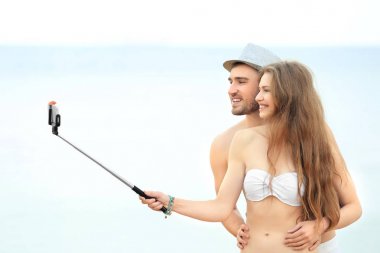 Mutlu çift selfie çekiyor.