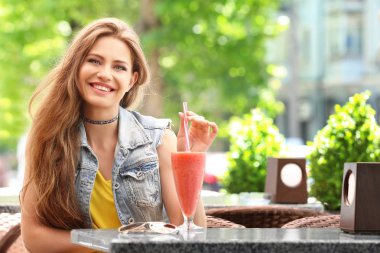 Kadın içki taze yüzlü