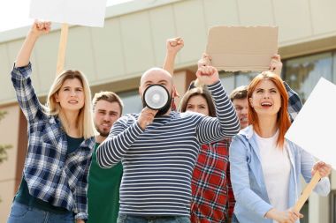 Sokaktaki bir grup protestocu genç