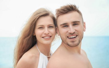 genç bir çift deniz kıyısı üzerinde