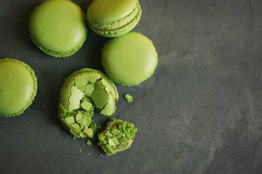 Lezzetli yeşil macarons gri arka plan üzerinde