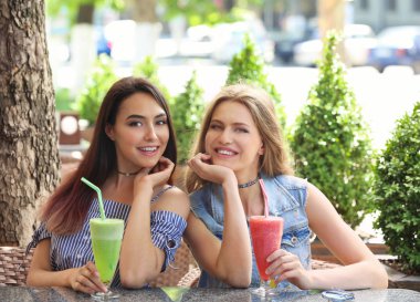 taze yüzlü zevk bayanlar 