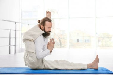 Pratik Yoga ışık odasında genç adam