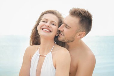 genç bir çift deniz kıyısı üzerinde