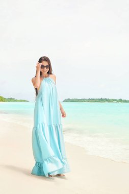 Deniz sahilinde genç kadın