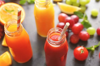 Şişelerde lezzetli meyve suları 