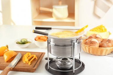 Dolmalık biber ve masada tencerede peynir fondü parça ile sopa